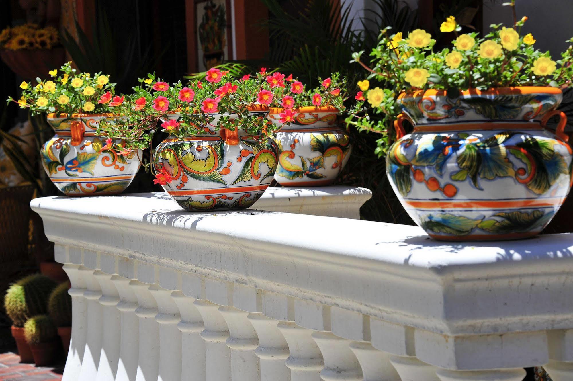 Blue Seas Courtyard Estalagem